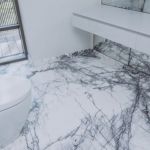 Облицовка полов в ванной комнате белым мрамором